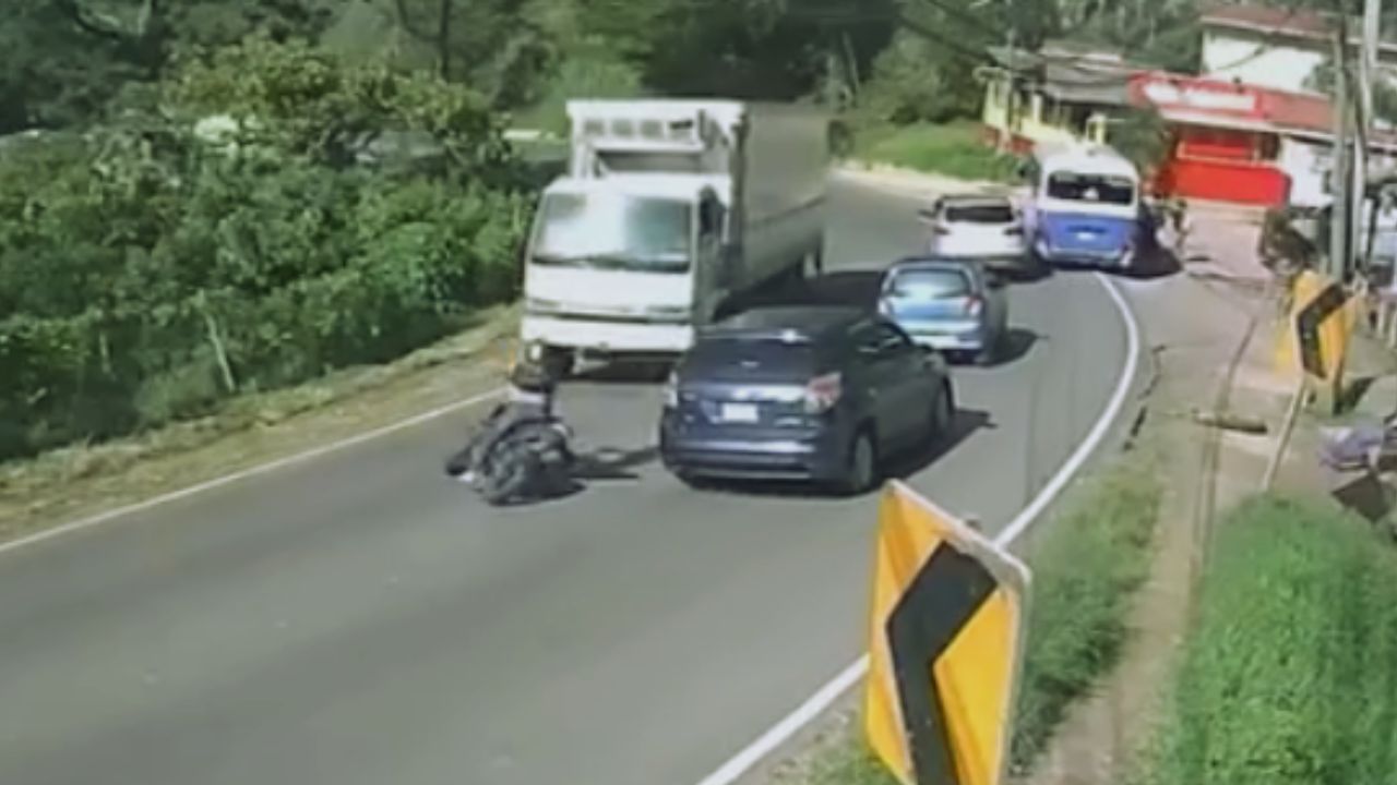 Motociclista pierde el control y cae bajo un camión en carretera a Valle de Ángeles
