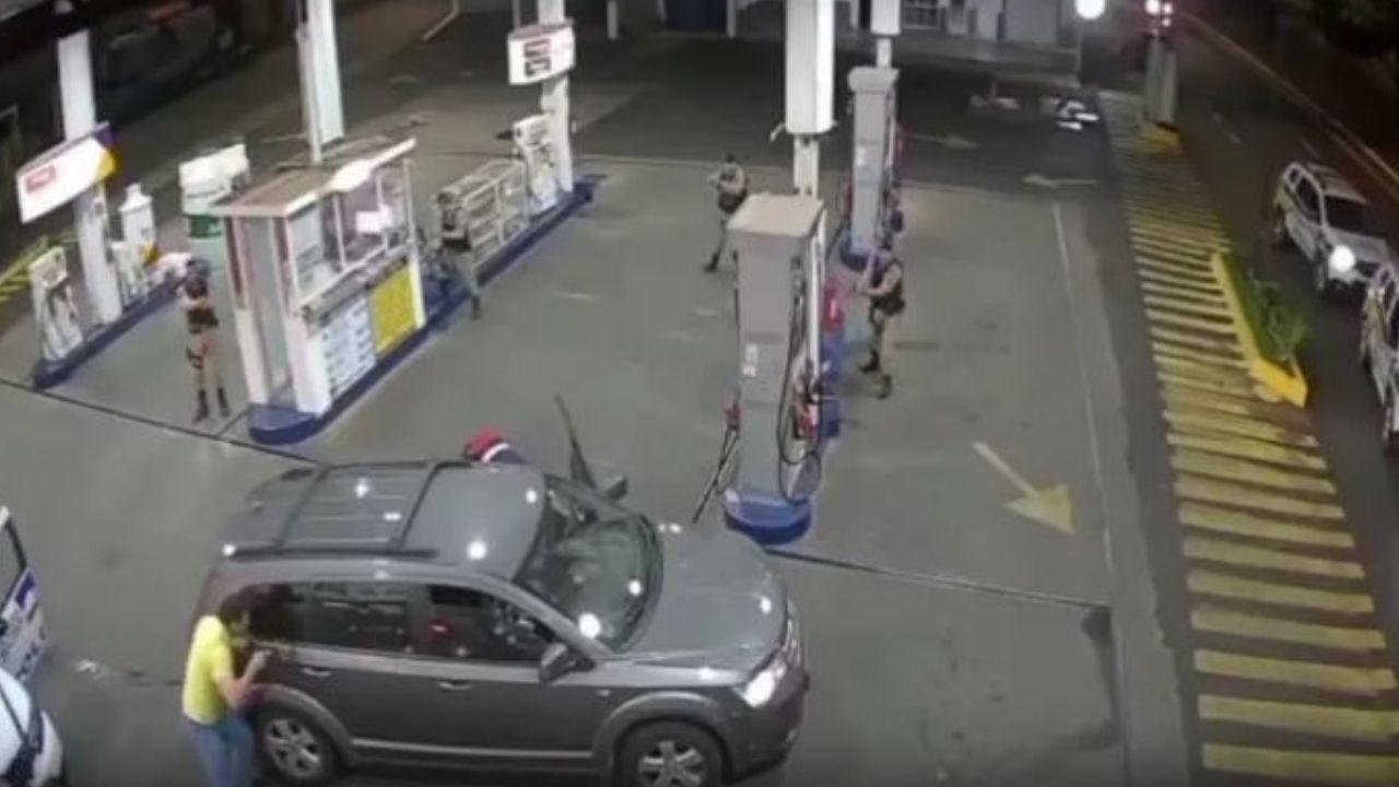 VIDEO: Persecución termina con al menos cinco muertos en gasolinera