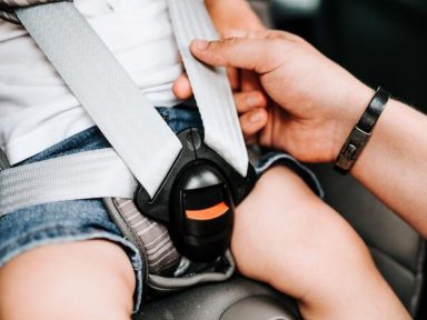 Niño muere al ser olvidado dentro de un carro durante ola de calor