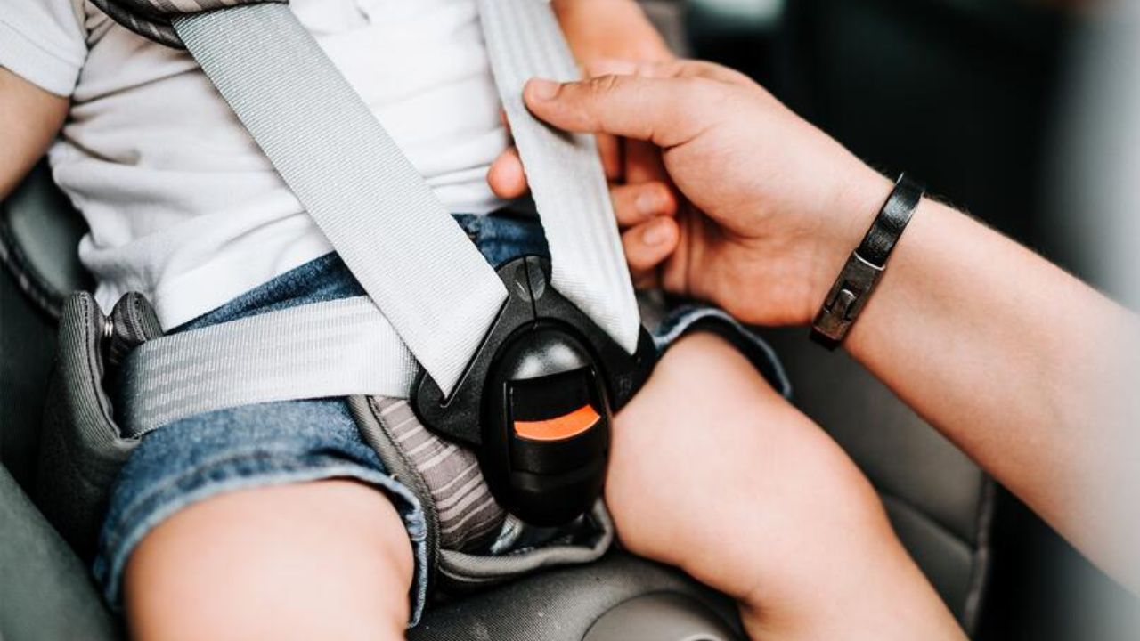 ¿Negligencia del padre? Niño muere al ser olvidado en carro durante ola de calor