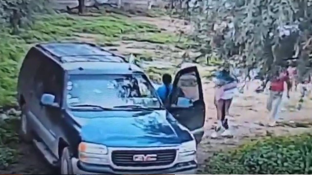Cámaras captan cuando cuatro mujeres raptan a niña durante clausura escolar