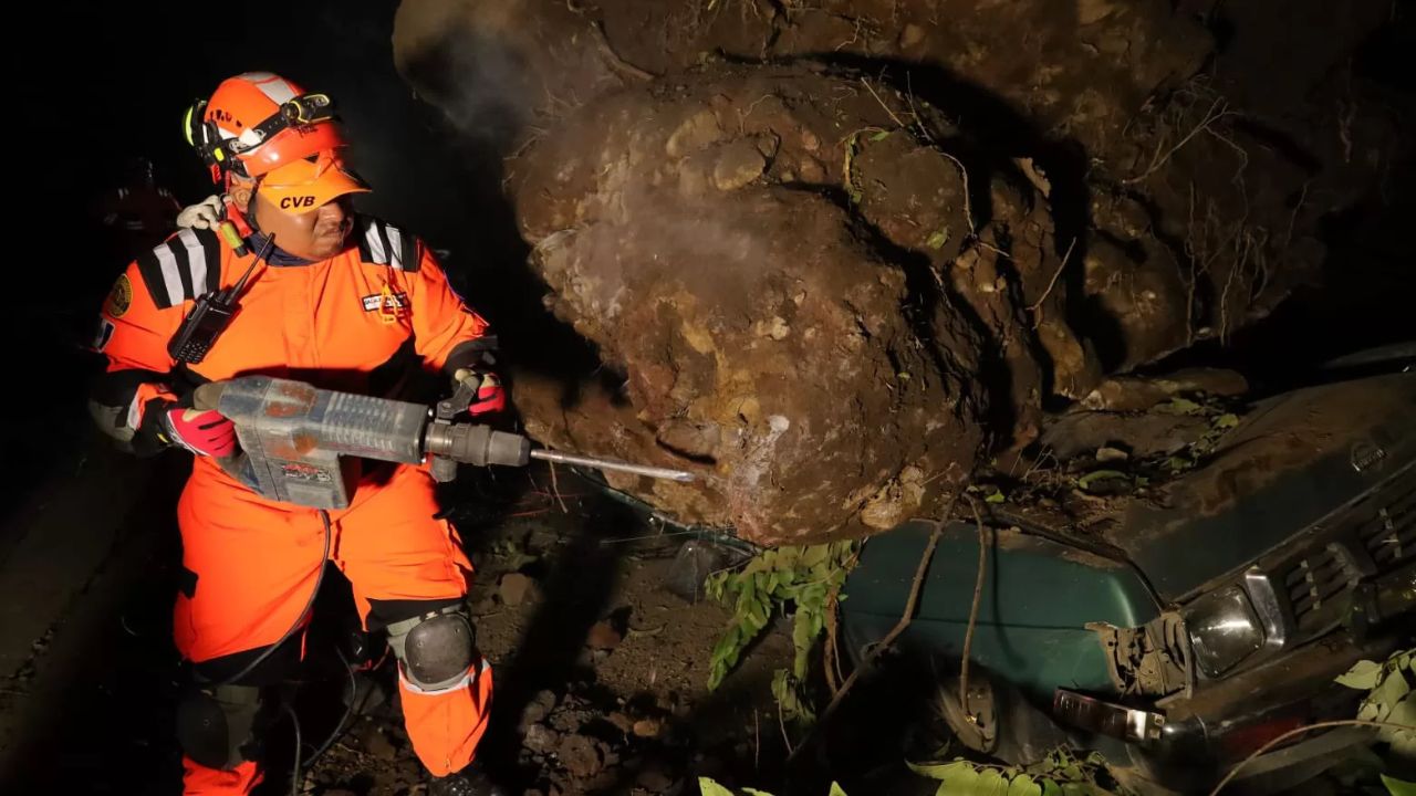 Padre e hijo mueren aplastados por una piedra gigante tras sismos en Guatemala