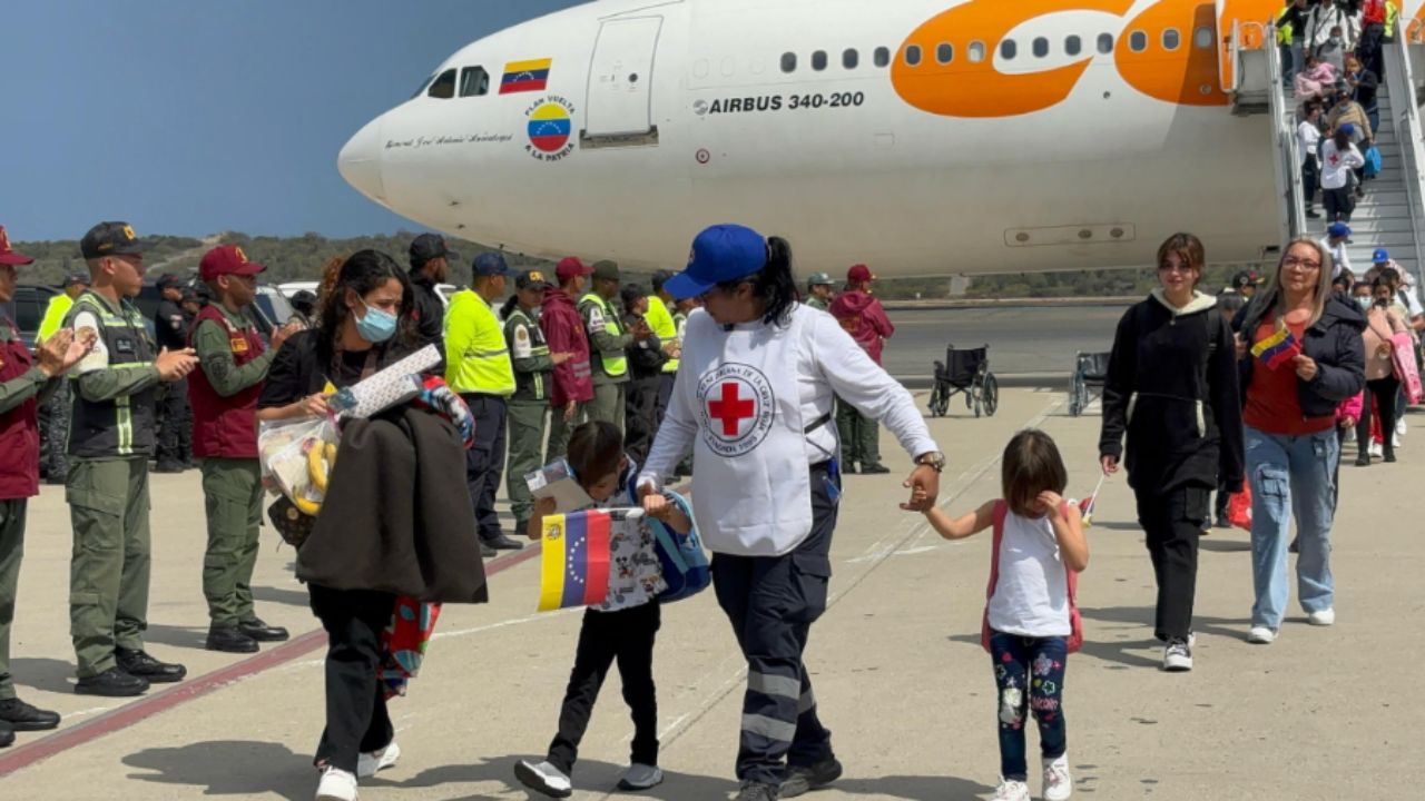 186 migrantes regresan a Venezuela en un vuelo tras hacer escala en Honduras