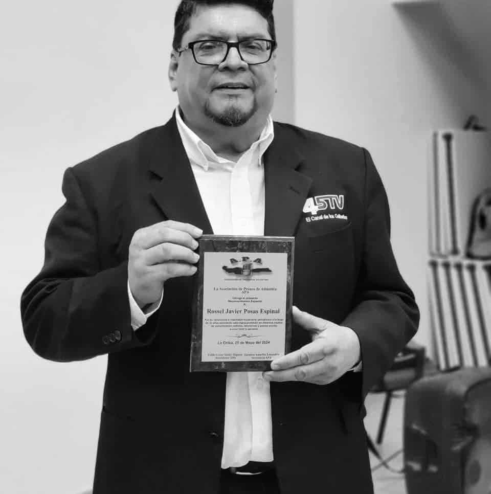 Rossell Posas con un reconocimiento