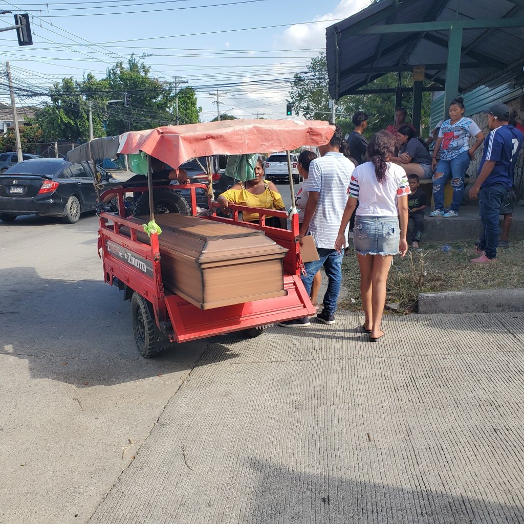 Personas cerca de un ataúd