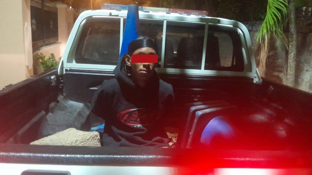 Adolescente en una patrulla en Roatán