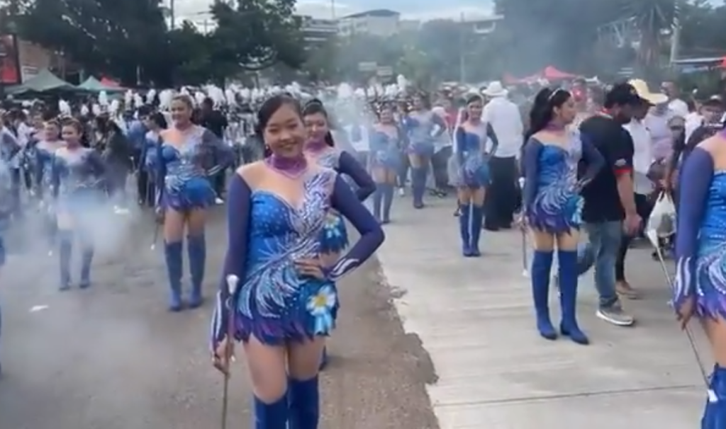 Estudiantes en un desfile