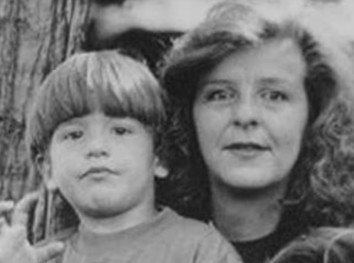 Miguel Uribe Turbay en su infancia juntos a su madre, Diana Turbay. Foto: cortesía Caracol Radio.