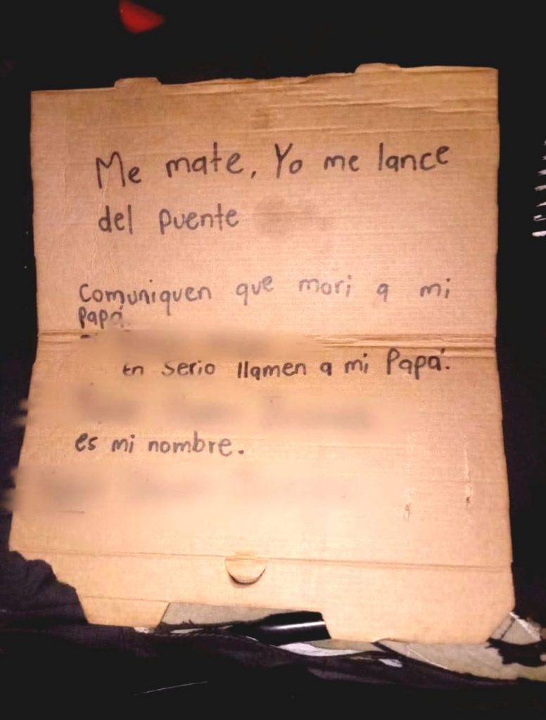 Un pedazo de cartón con el mensaje