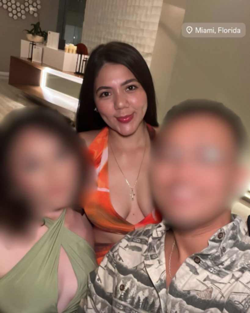 La joven con dos personas