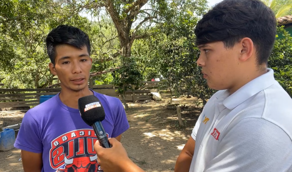 El padre siendo entrevistado