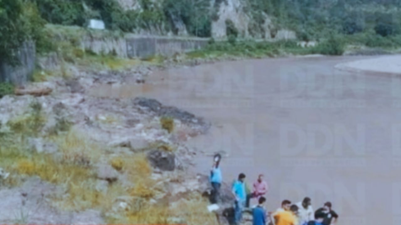 Un busito cae a las aguas del río Ulúa en Santa Bárbara: un muerto y un herido