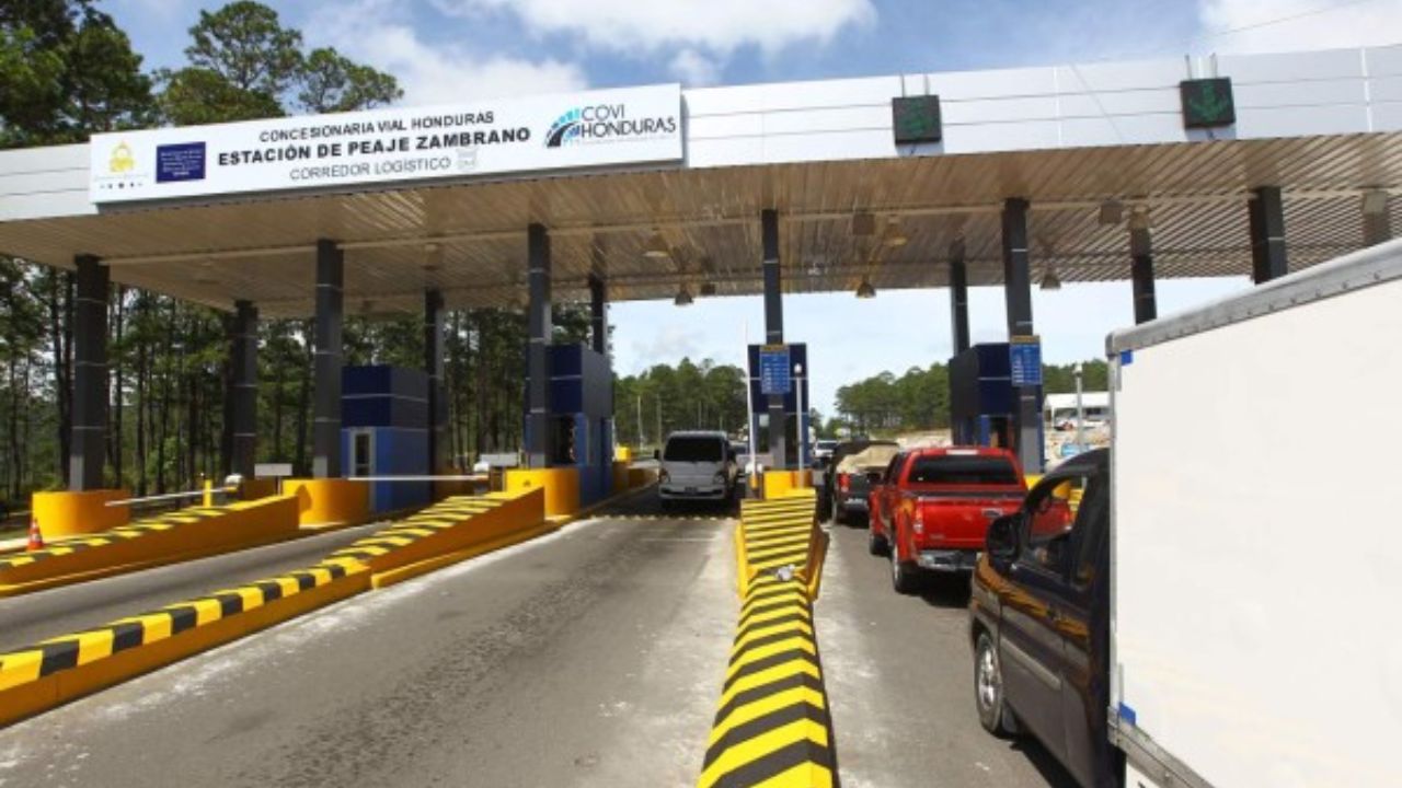 Conductores de camioncitos denuncian 'trancazo' en peaje; COVI asegura que es falso