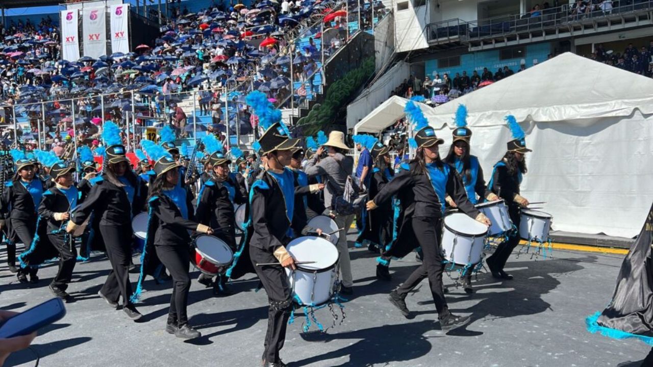 ¿Cuántos colegios participarán en desfiles patrios del 15 de Septiembre de 2025?