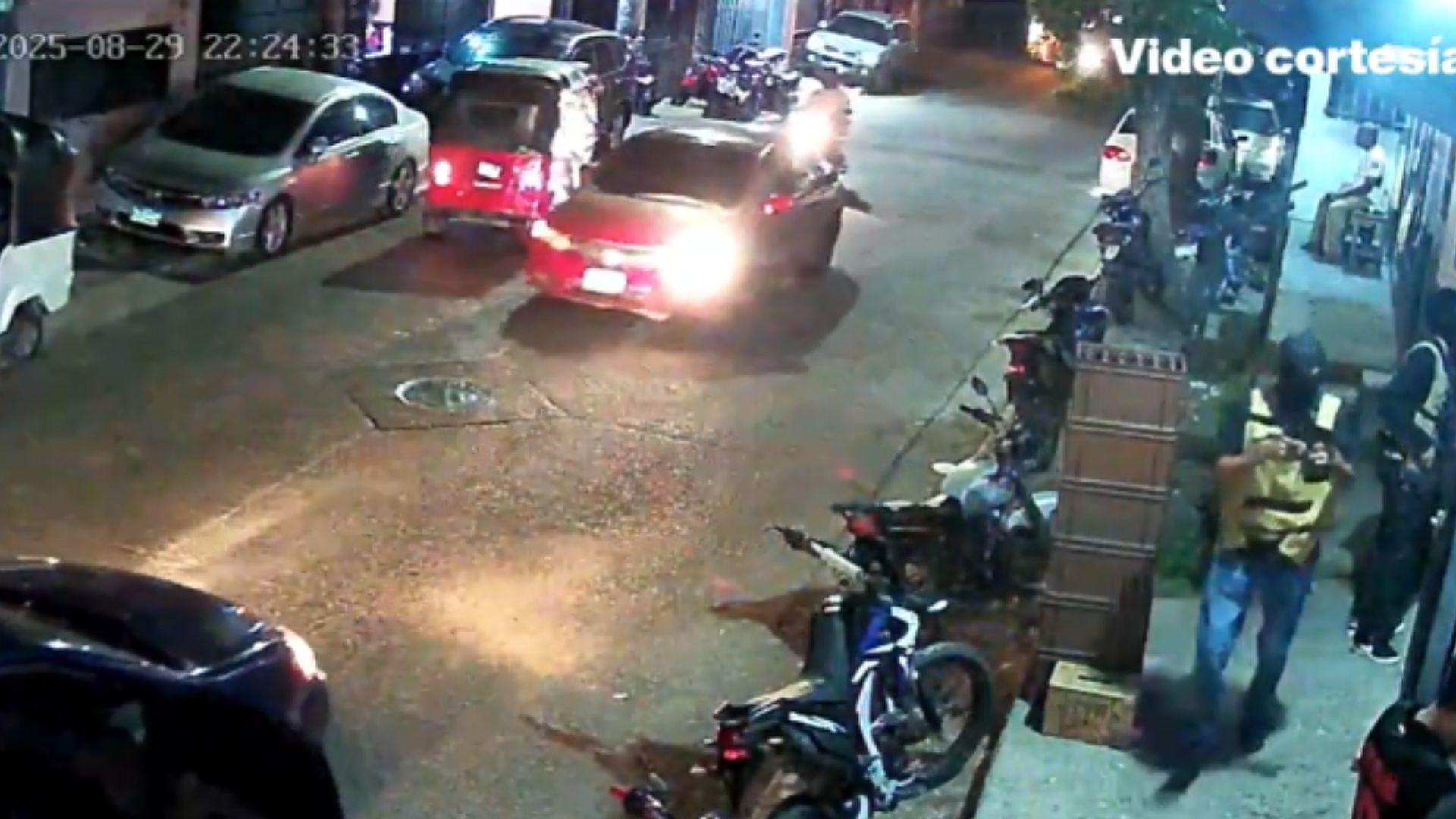 VIDEO: 'Vayan sacando todo', encapuchados armados asaltan negocio en Comayagüela