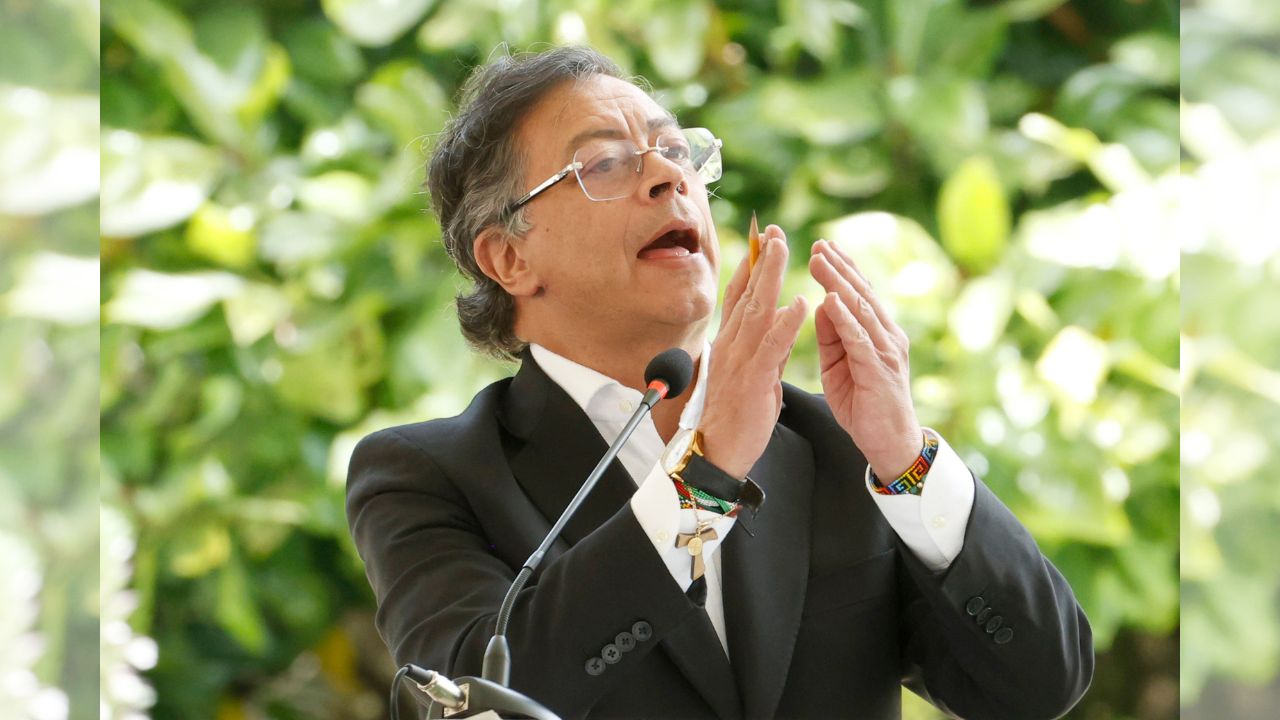 Cartel de los Soles 'no existe': Petro; 'Acaba de firmar su sentencia': Congresista