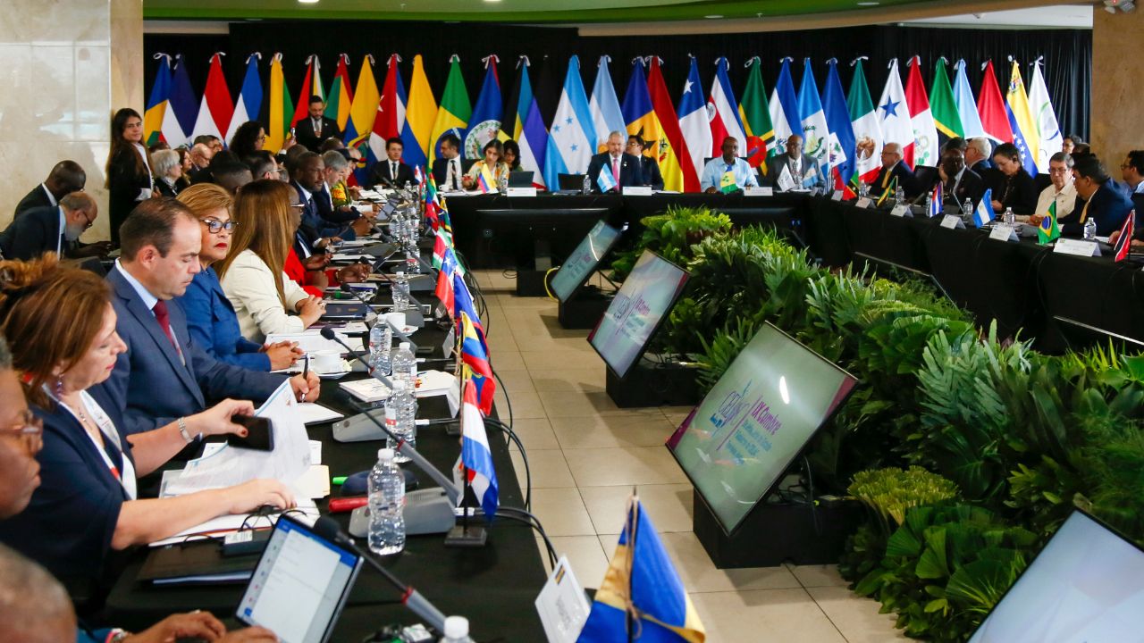 Celac llama a reunión urgente ante despliegue de Estados Unidos en el Caribe