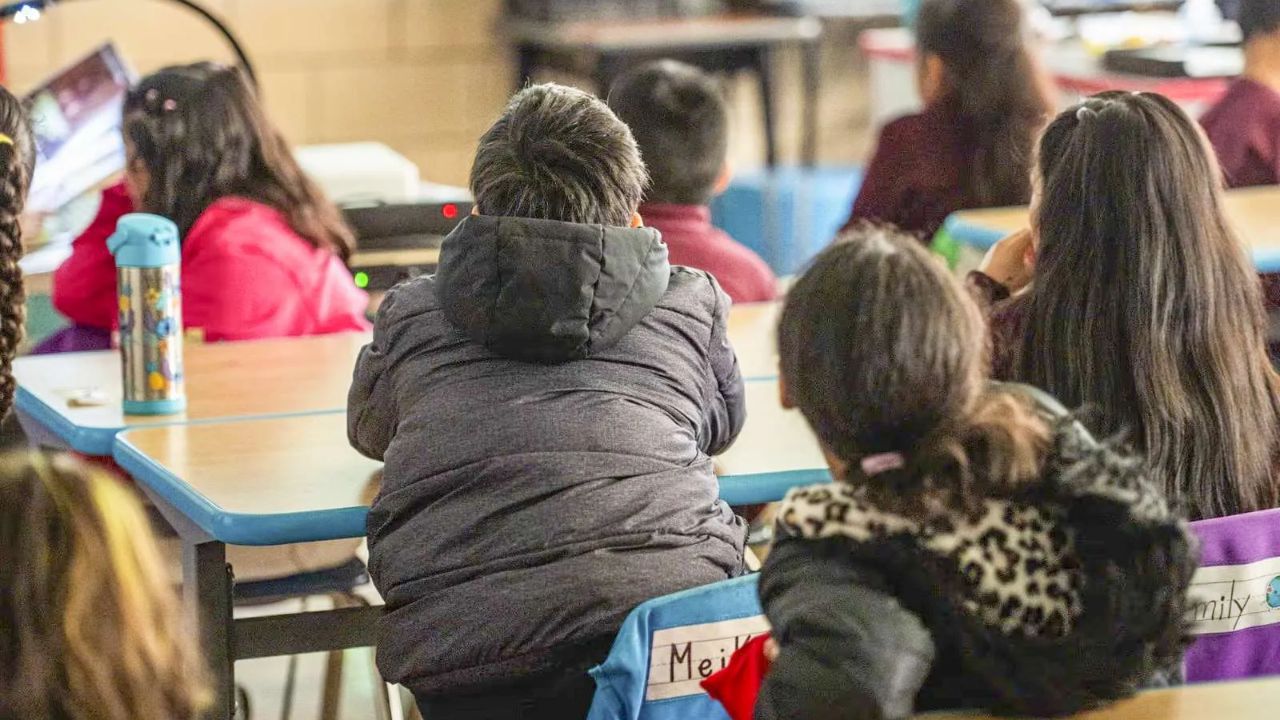 Gobierno de Trump elimina norma que ayudaba a niños migrantes en Estados Unidos