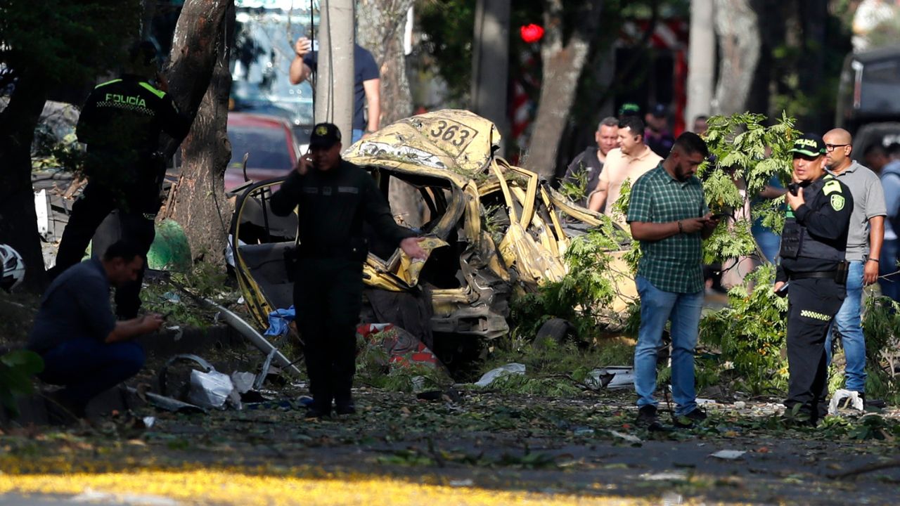Varios muertos deja ataque con carro bomba a base aérea en Colombia
