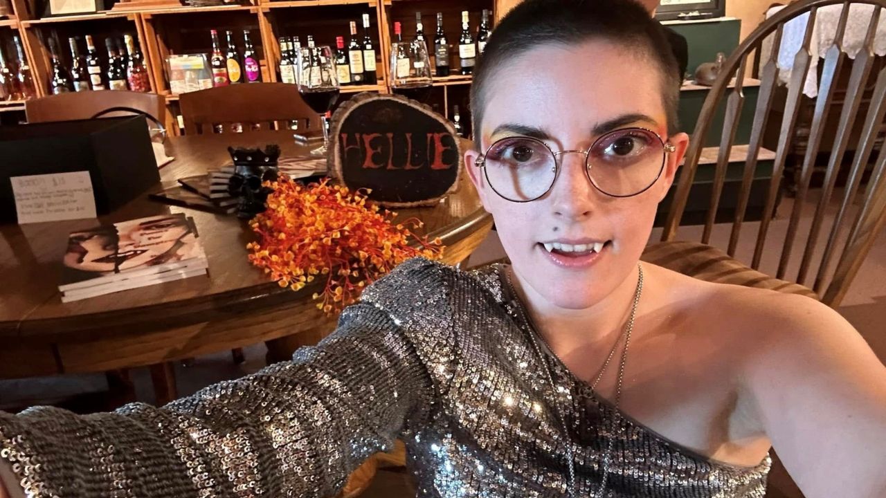 'Les chupo la energía': Mujer afirma identificarse como vampiro, pero 'no chupa sangre'