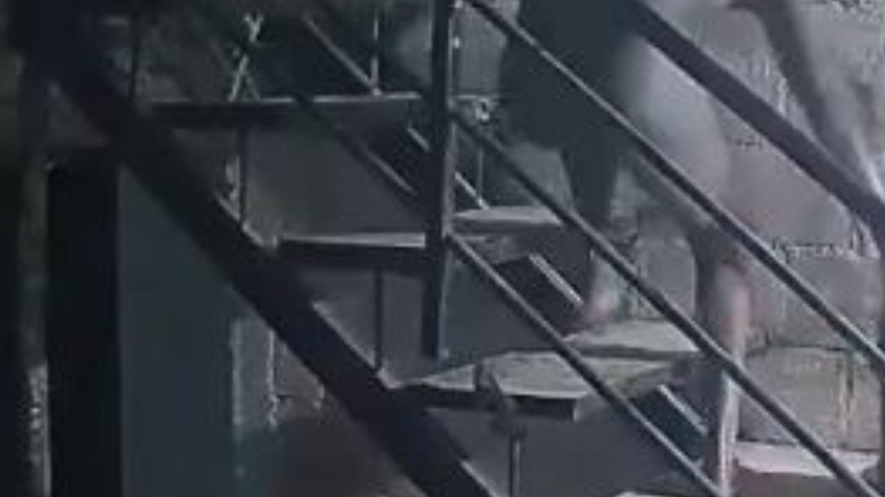 VIDEO SENSIBLE: 'Ayúdeme', Buscan a hombre acusado de brutal ataque contra joven