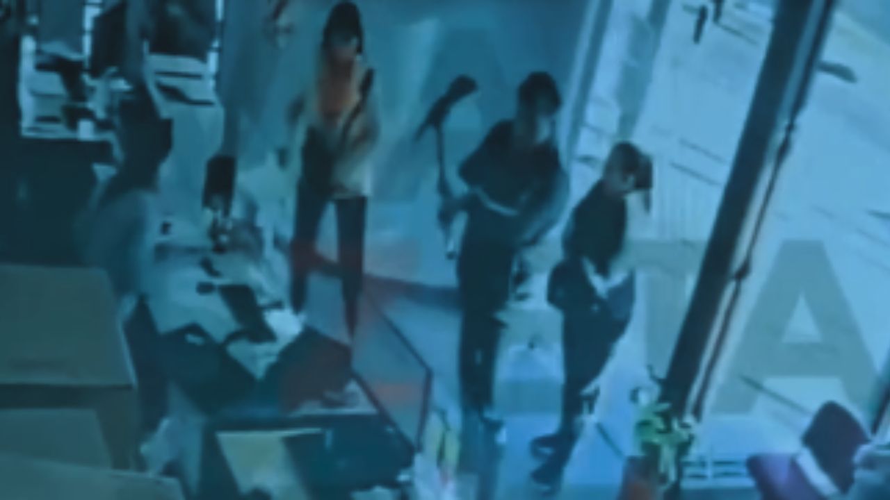 Cansado de tantos apagones, hombre destruye con piocha oficina de empresa eléctrica
