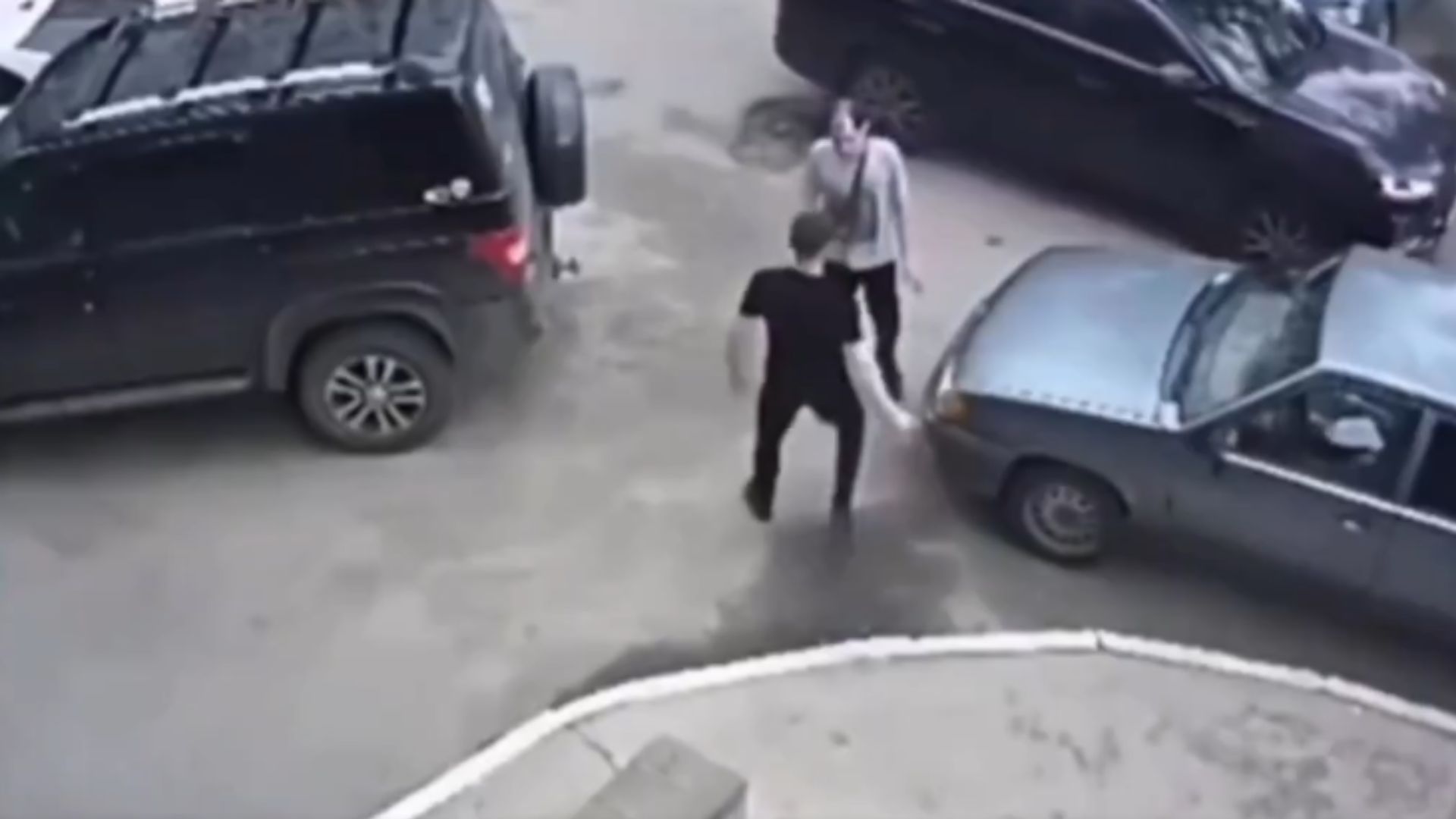 VIDEO: Hombre confunde a conductor con el que iba peleando y lo mata