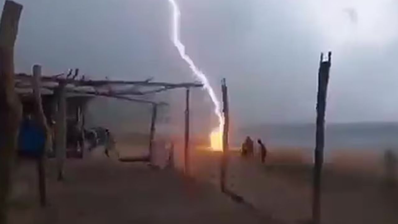 VIDEO: 'Ayúdame', la última reacción de uno de dos menores impactados por rayo en campo