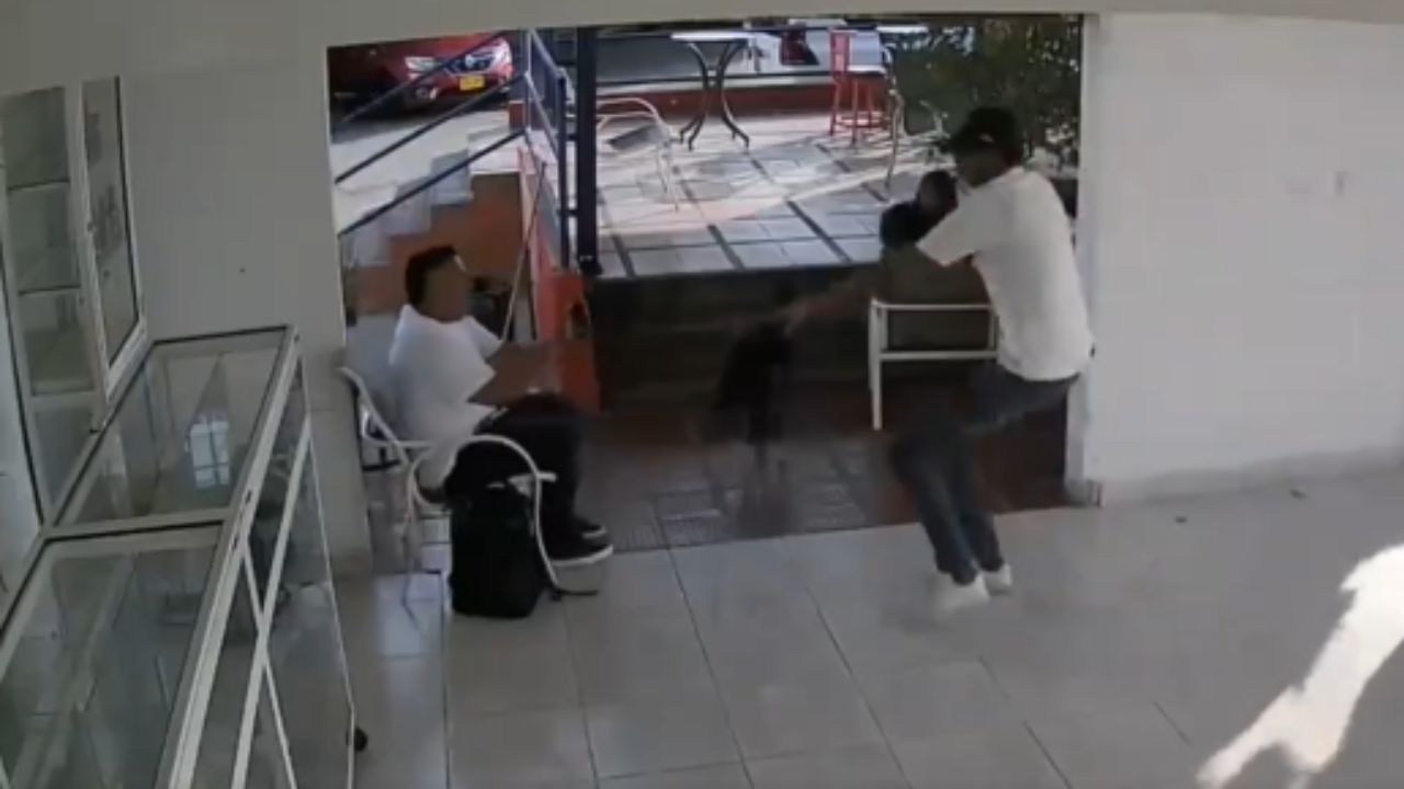 VIDEO: Robo en 'carwash' deja un menor asaltante muerto y dos hombres heridos