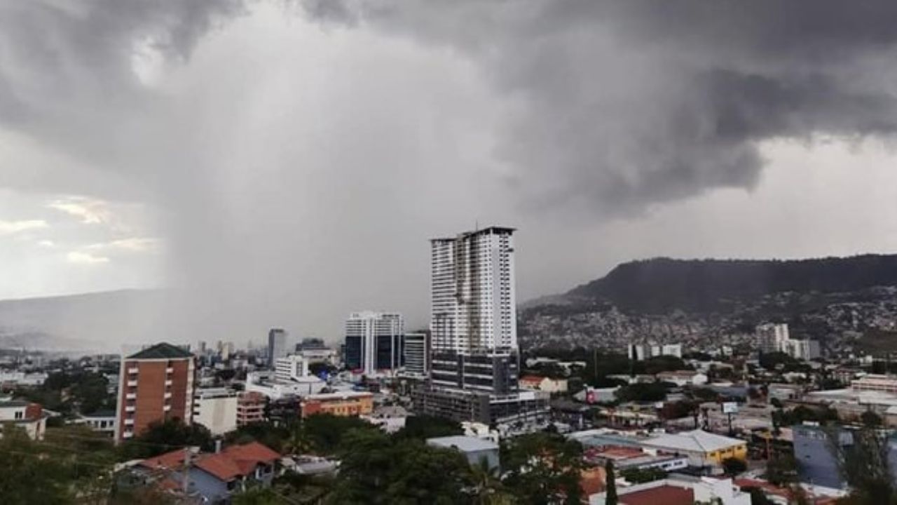 Transporte de humedad e ingreso de onda tropical dejarán lluvias hoy en Honduras