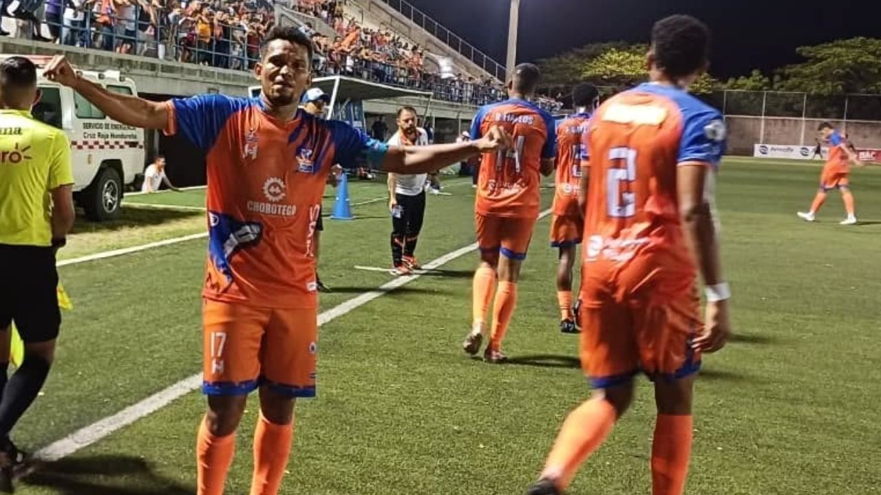 Con dos apagones incluidos, Lobos UPNFM y Choloma empatan en partidazo