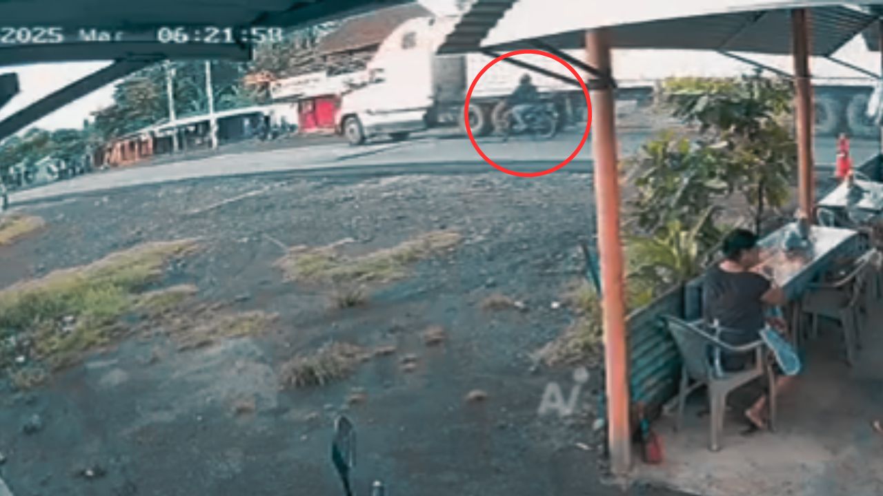 '¡Lo mató! ¡Ay!': Motociclista muere atropellado bajo una rastra al querer rebasarla