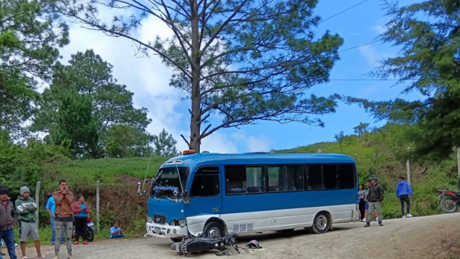 Imagen de 'La moto estaba nueva': joven muere al colisionar con bus en curva de La Tigra