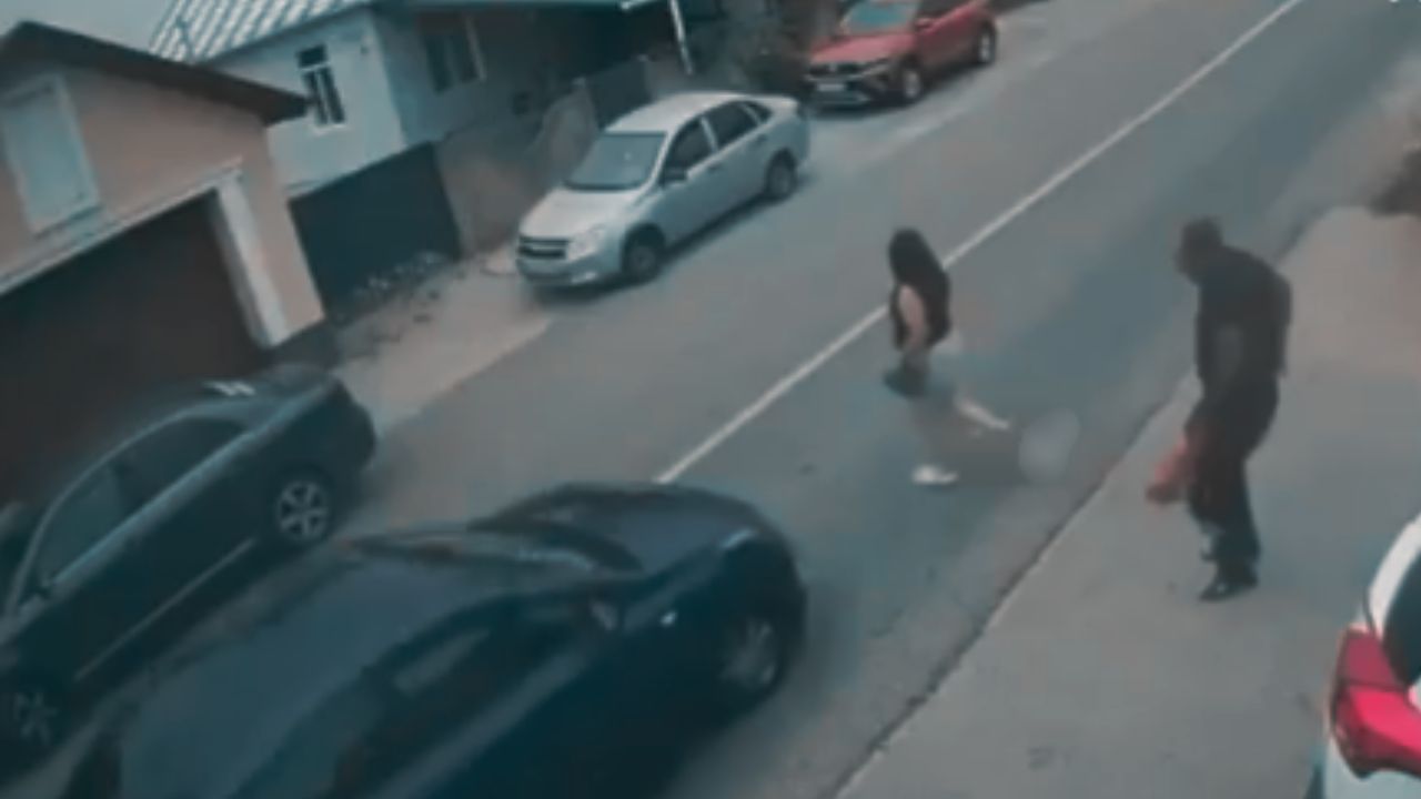 Imagen de ¡Distracción fatal! Mujer fue atropellada al no ver a los lados antes de cruzar