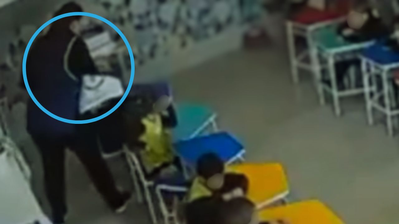 VIDEO: Profesora golpea a niño de 4 años con libros y le afloja los dientes