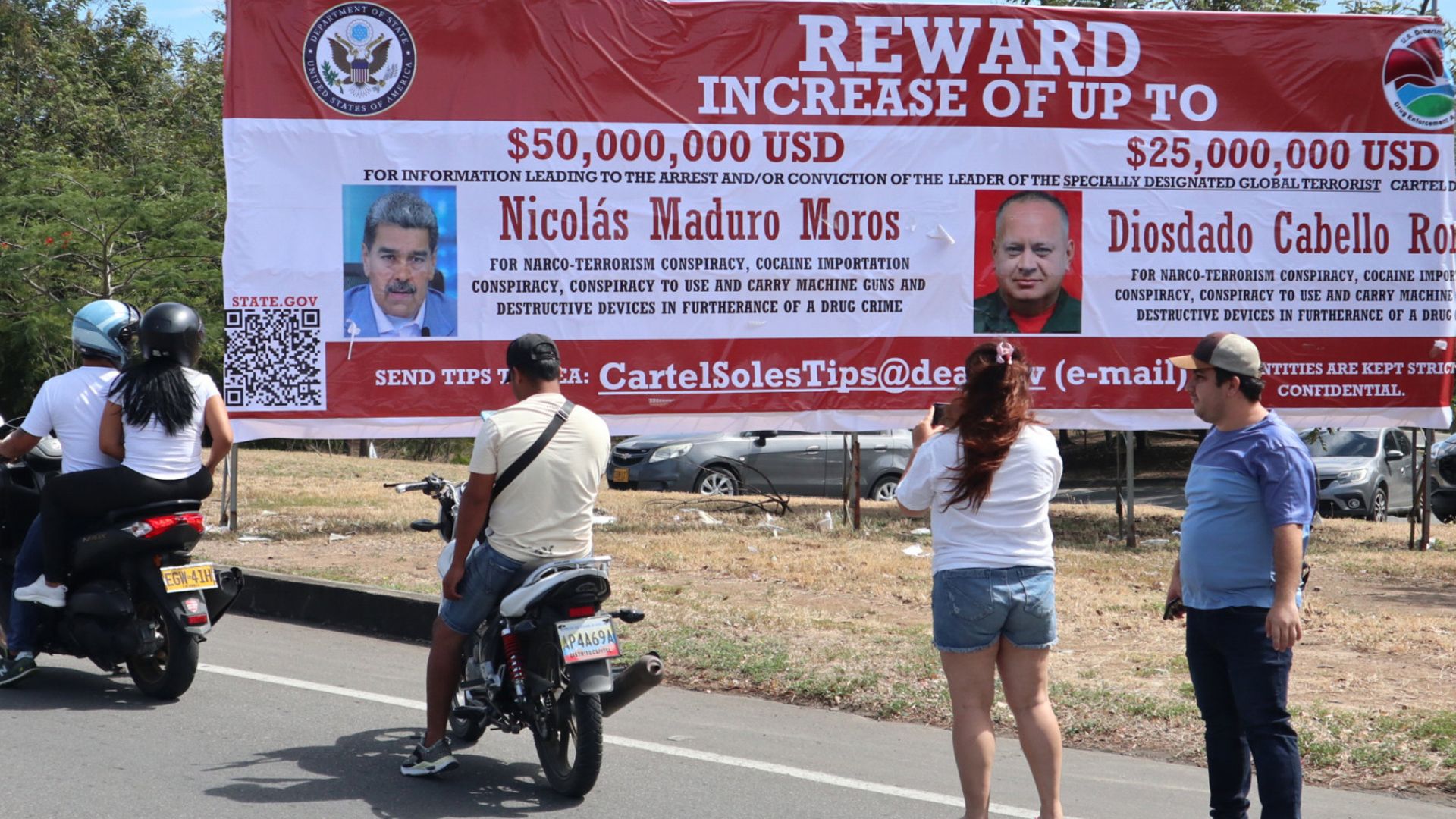 Valla con recompensa por Maduro y Cabello aparece en la frontera de Colombia