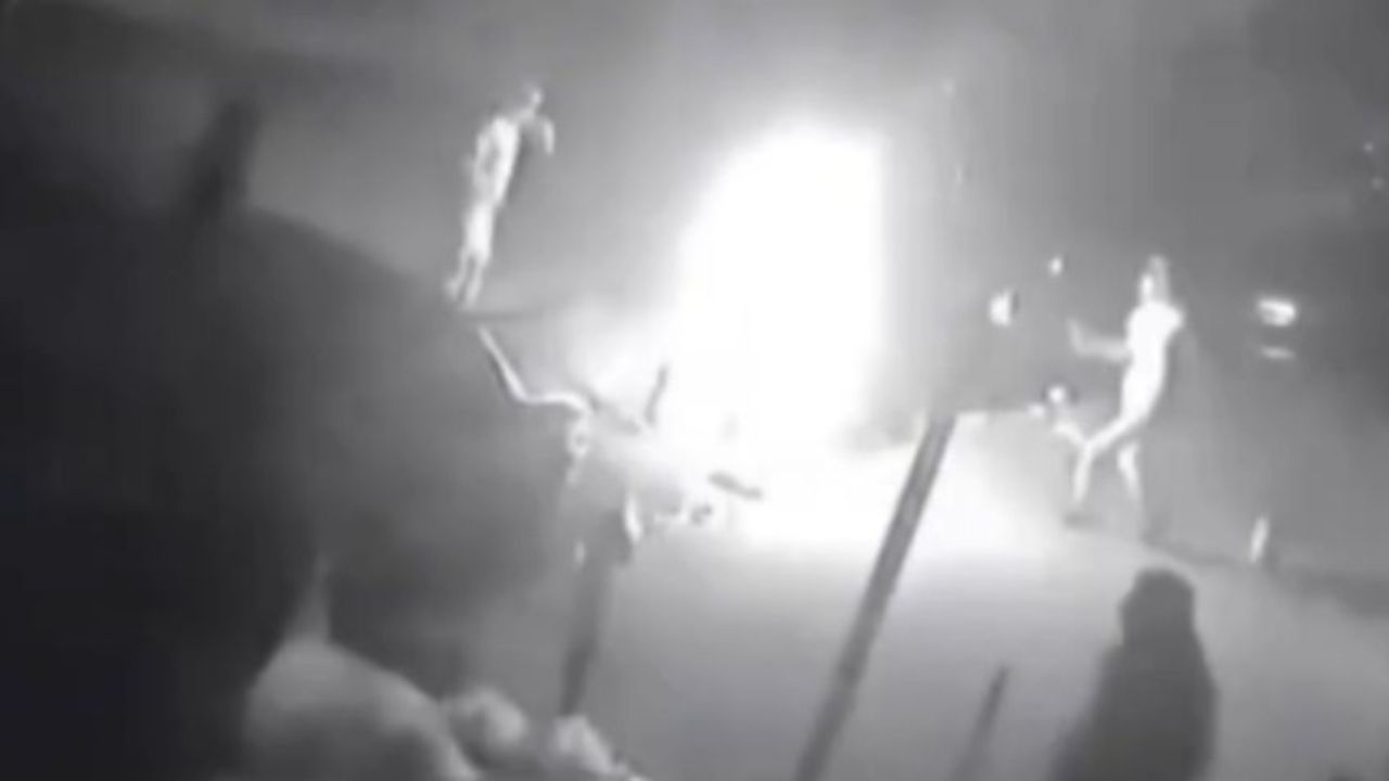 VIDEO: Hombre le prende fuego a su expareja en plena vía pública