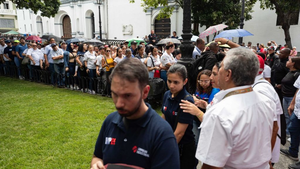 Personas haciendo fila