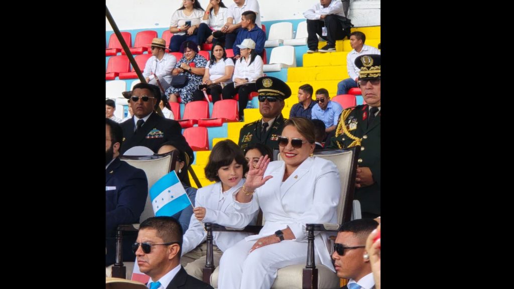 La presidenta Xiomara Castro acompañada de su nieto.