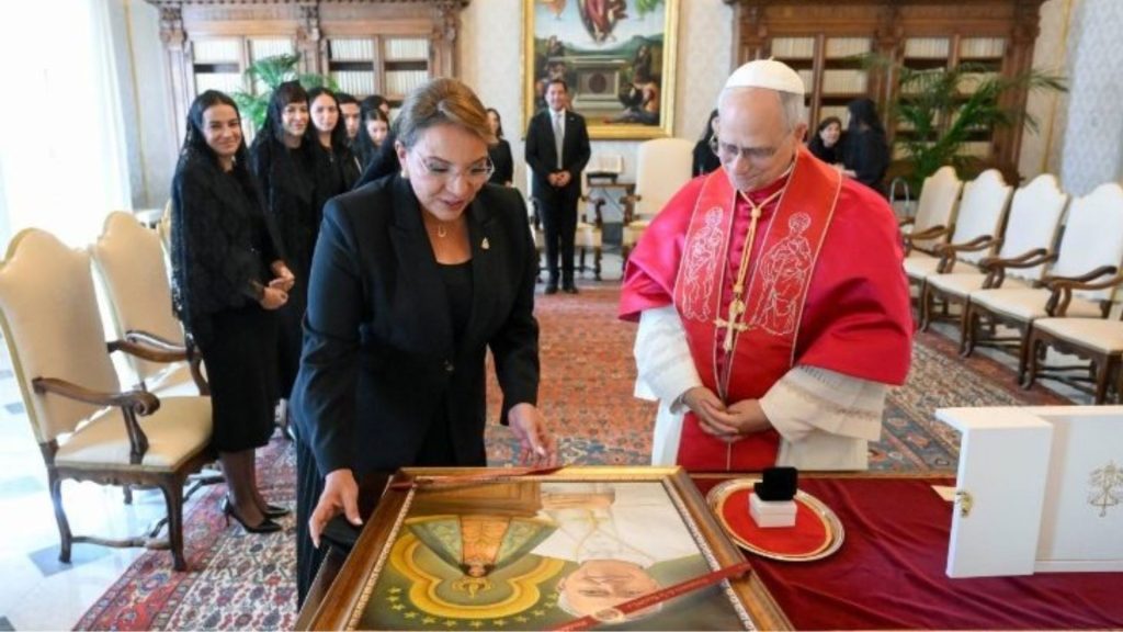La presidenta Xiomara Castro y el papa León XIV.