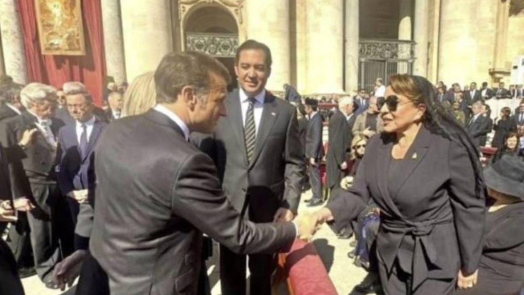 La presidenta Xiomara Castro y el presidente de Francia Emmanuel Macron.