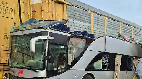 México: ocho muertos y más de 40 heridos deja choque entre tren y autobús