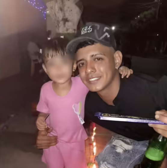 Una foto de la menor con un joven