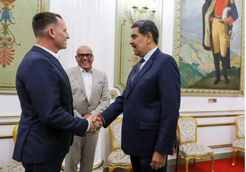 Richard Grenell y Nicolás Maduro estrechándose la mano