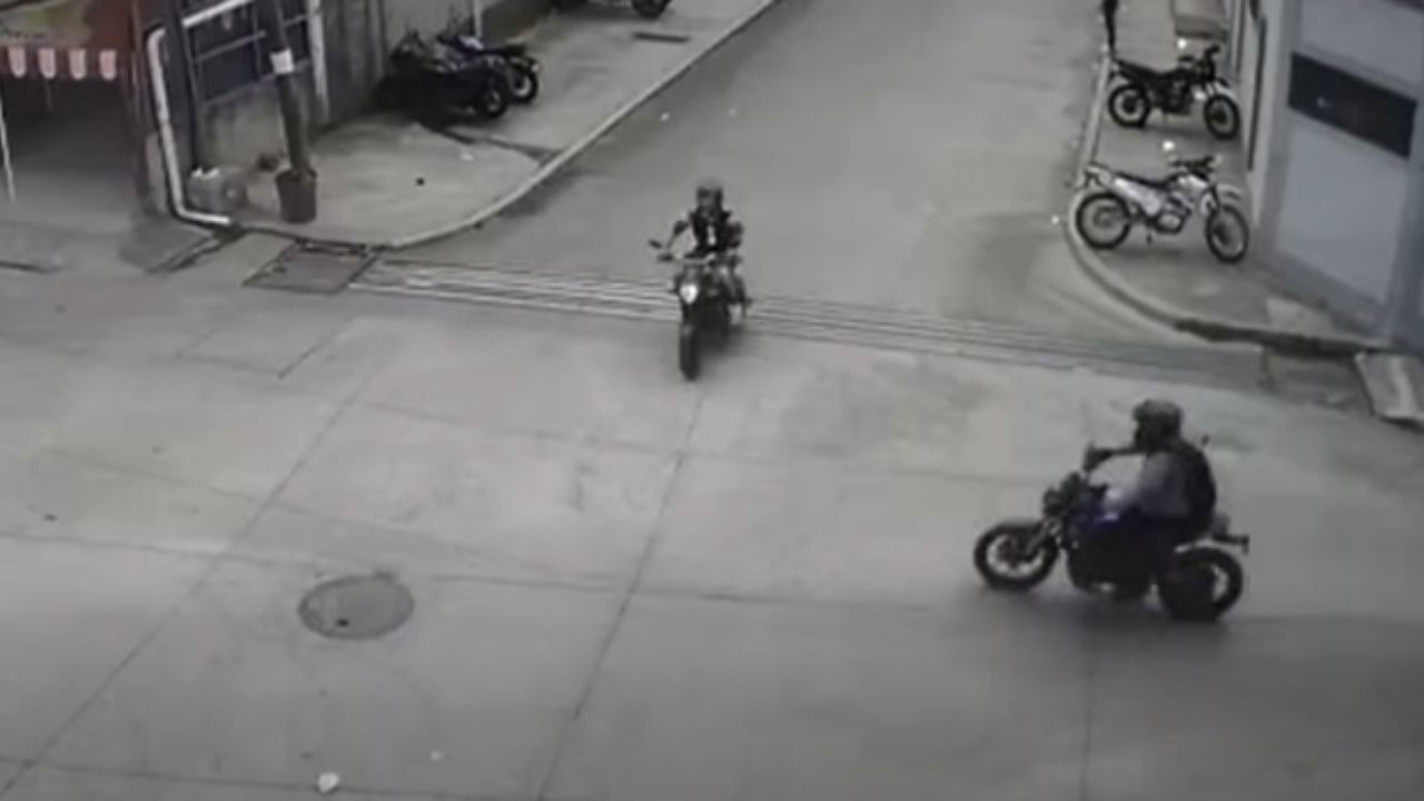 Graban fuerte accidente entre dos motociclistas en concurrida calle de Comayagüela