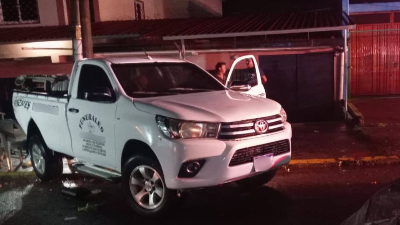 'Un sufrimiento más': cadáver queda expuesto tras choque de carro fúnebre en Choluteca