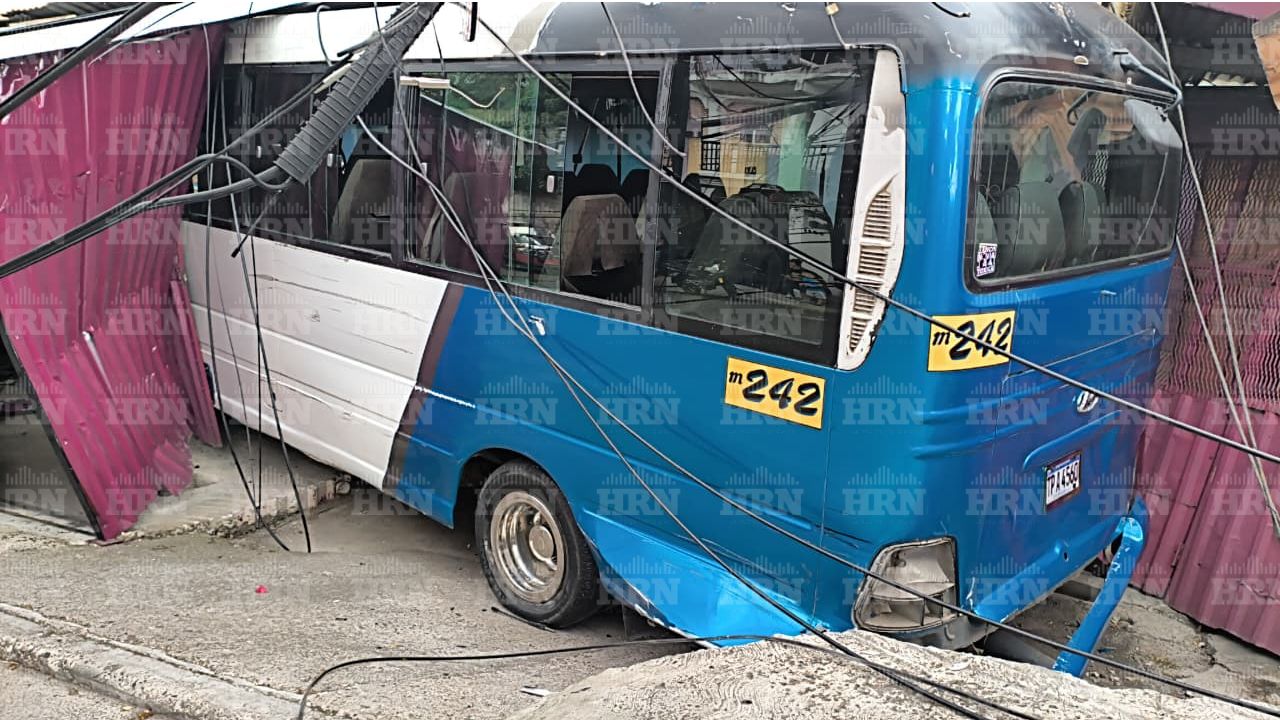 Bus 'rapidito' se estrella en una casa y deja varios heridos en colonia San Francisco