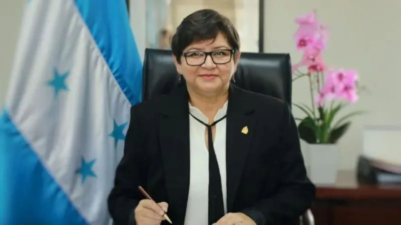 Enfermeras piden renuncia de secretaria Carla Paredes; ¿qué respondió la funcionaria?