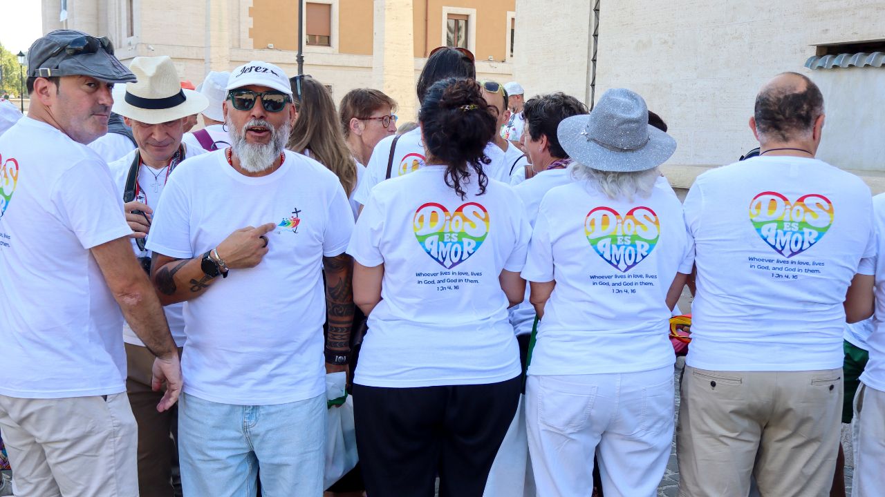 Imagen de Católicos LGTBIQ+ atraviesan la Puerta Santa de San Pedro durante el Jubileo