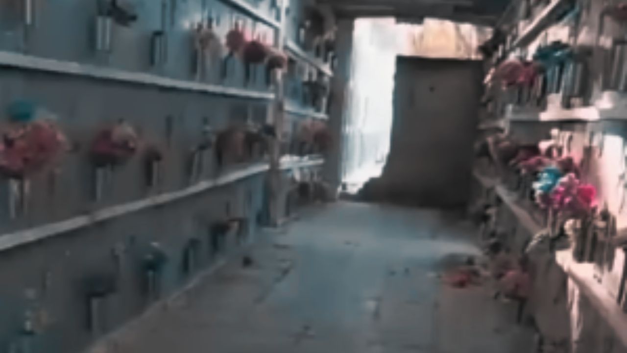 Vídeo: Espeluznante figura atemoriza a visitante de un cementerio